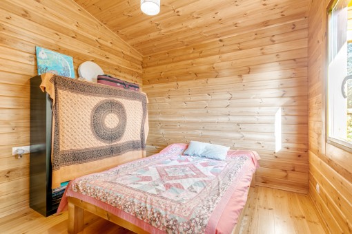 Precioso dormitorio con tarimas de madera
