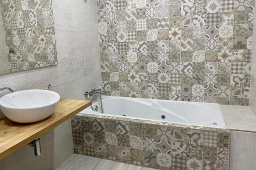 Baño renovado con bañera