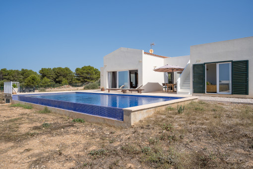 Piscina y jardin