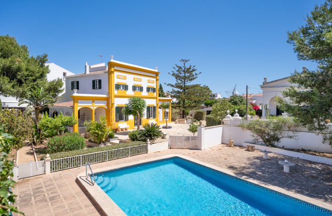 Espléndida casa señorial 1907 con piscina y exuberante jardín en gran parcela Sant Lluís sureste Menorca