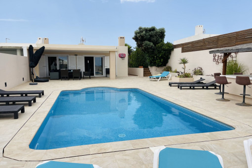 Preciosa casa adosada con piscina y vistas al mar situada en Cala Llonga cerca de Mahón y Cala Sa Mesquida.