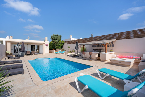 Preciosa casa adosada con piscina y vistas al mar situada en Cala Llonga cerca de Mahón y Cala Sa Mesquida