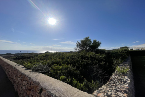 Magnifica parcela de inversión en primera línea de mar, vistas al mar, situada en Binidali, Menorca.