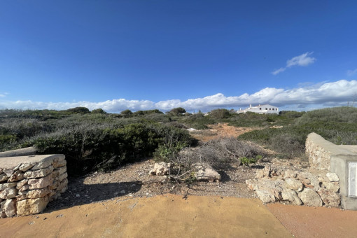 Magnifica parcela de inversión en primera línea de mar, vistas al mar, situada en Binidali, Menorca.