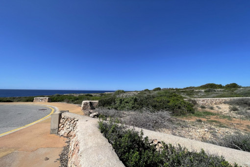 Magnifica parcela de inversión en primera línea de mar, vistas al mar, situada en Binidali, Menorca.